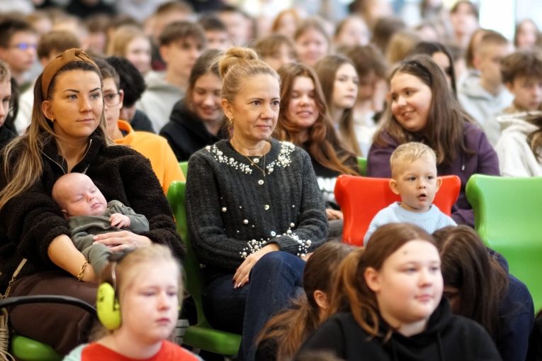 MAGIA �WI�T NA SZKOLNEJ SCENIE - JASE�KA W SP 16