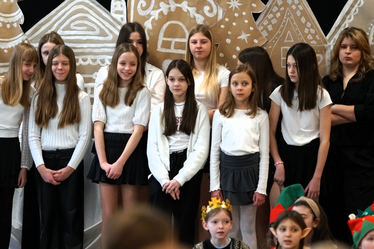 MAGIA �WI�T NA SZKOLNEJ SCENIE - JASE�KA W SP 16