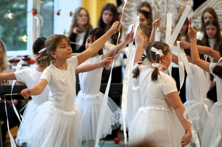 MAGIA �WI�T NA SZKOLNEJ SCENIE - JASE�KA W SP 16