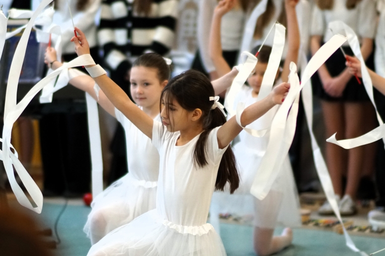 MAGIA �WI�T NA SZKOLNEJ SCENIE - JASE�KA W SP 16