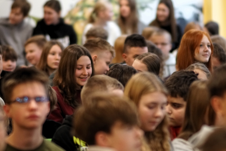 MAGIA �WI�T NA SZKOLNEJ SCENIE - JASE�KA W SP 16