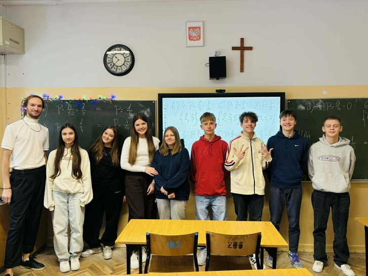 Pierwsza edycja zaj�� wyr�wnawczych z matematyki dla klas VII-VIII realizowanych w ramach projektu „Szesnastka na TIK tak, terapia i rozwijanie kompetencji przysz�o�ci” jest ju� za nami!  Dzi�kujemy wszystkim uczestnikom za systematyczn� prac�, zaanga�owanie i pozytywn� energi� podczas zaj��. To by� czas intensywnej nauki, utrwalania wiedzy, nadrabiania zaleg�o�ci oraz rozwijania kompetencji matematycznych, kt�re z pewno�ci� zaprocentuj� w dalszej edukacji.  A my nie zwalniamy tempa!  Od stycznia ruszy�a druga edycja projektu, a wi�c pa�eczka przekazana dalej – kolejne grupy uczni�w b�d� mia�y szans� skorzysta� z zaj��, ��cz�cych tradycyjne metody nauczania z nowoczesnymi technologiami edukacyjnymi.  Trzymamy kciuki za wszystkich nowych uczestnik�w i �yczymy owocnej pracy!  