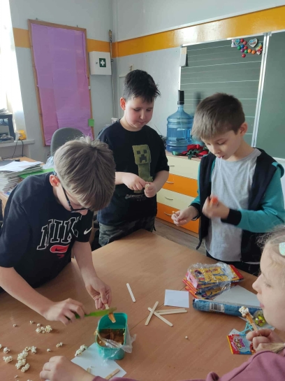 DZIE� POPCORNU W �WIETLICY