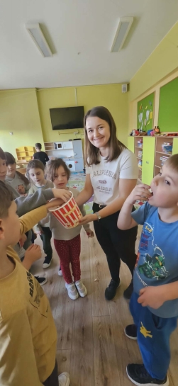 DZIE� POPCORNU W �WIETLICY