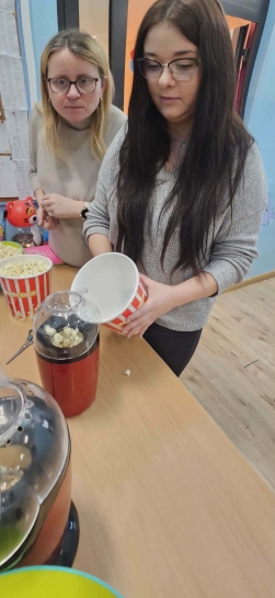 DZIE� POPCORNU W �WIETLICY