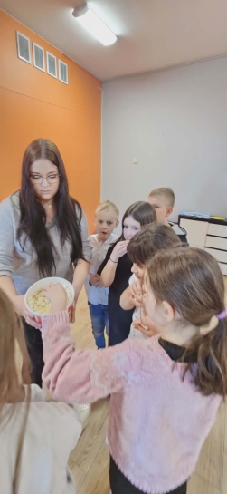 DZIE� POPCORNU W �WIETLICY