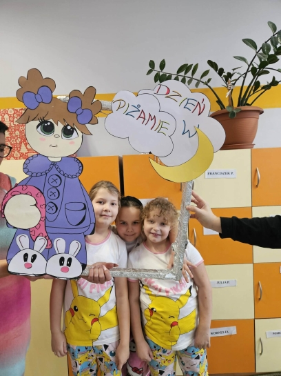 DZIE� W PI�AMIE W �WIETLICY