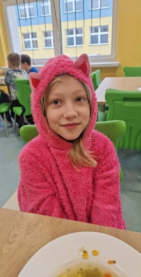 DZIE� W PI�AMIE W �WIETLICY