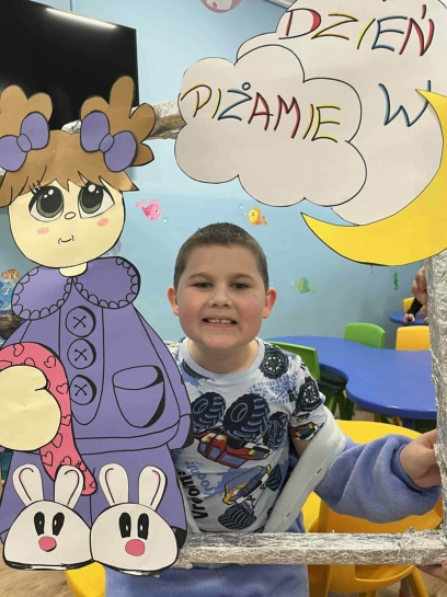 DZIE� W PI�AMIE W �WIETLICY