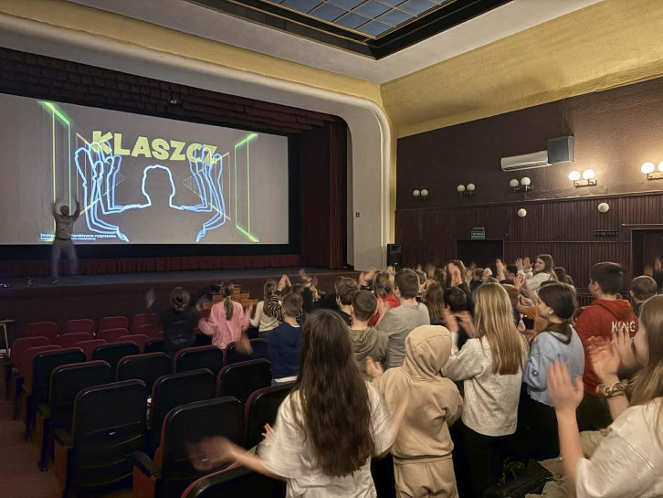 ZAJ�CIA W KINIE TOMI