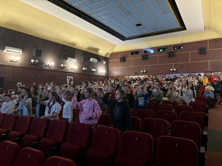 ZAJ�CIA W KINIE TOMI