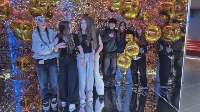 DZIE� KOBIET W KLASKIE 7D