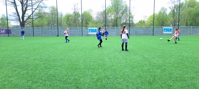 IV MIEJSCE NASZYCH UCZENNIC W POWIATOWYCH MISTRZOSTWACH W PI�CE NO�NEJ