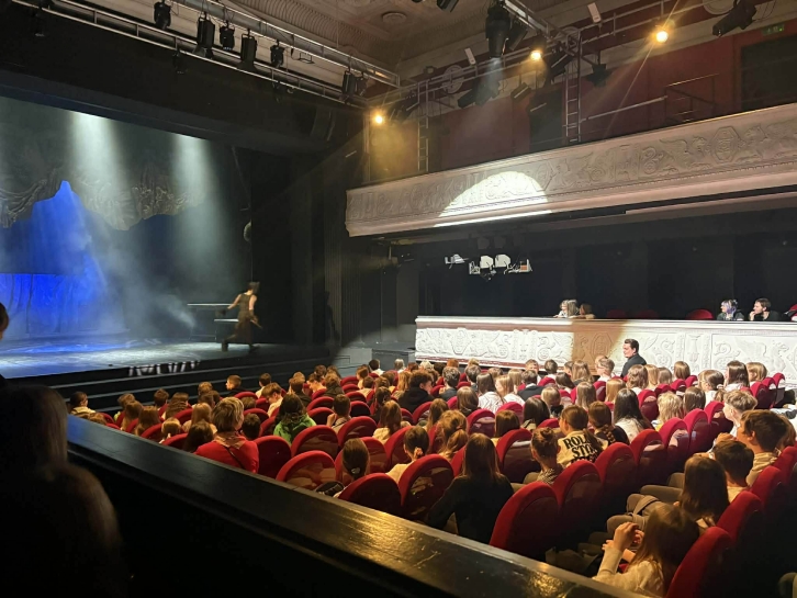WYCIECZKA DO TEATRU