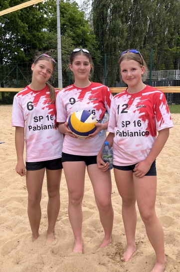 ZAWODY W IGRZYSKA M�ODZIE�Y SZKOLNEJ W SIATK�WCE PLA�OWEJ