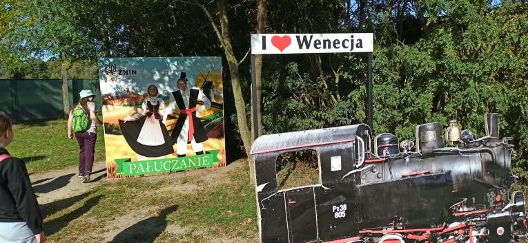 PIERWSZY DZIE� WYCIECZKI UCZNI�W KLAS PI�TYCH "SZLAKIEM PIASTOWSKIM" 