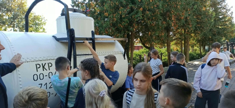 PIERWSZY DZIE� WYCIECZKI UCZNI�W KLAS PI�TYCH "SZLAKIEM PIASTOWSKIM" 