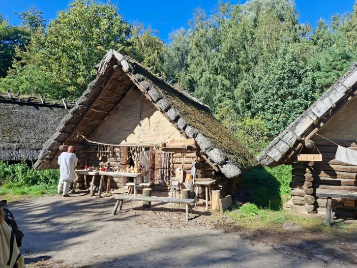 PIERWSZY DZIE� WYCIECZKI UCZNI�W KLAS PI�TYCH "SZLAKIEM PIASTOWSKIM" 