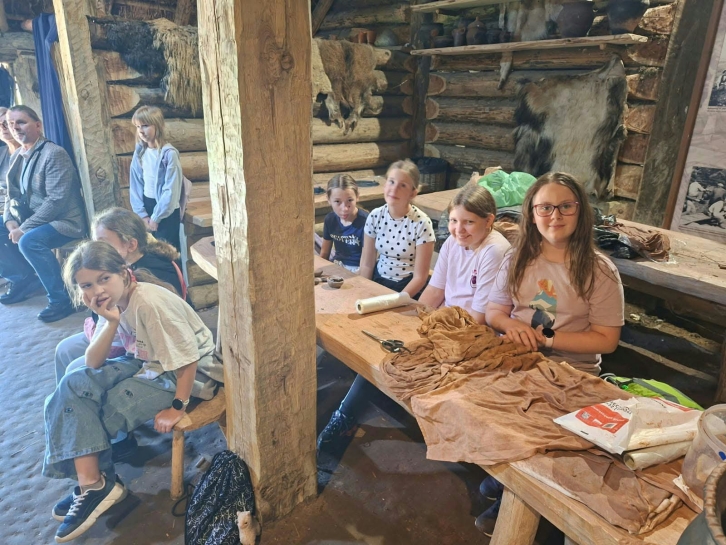 PIERWSZY DZIE� WYCIECZKI UCZNI�W KLAS PI�TYCH "SZLAKIEM PIASTOWSKIM" 