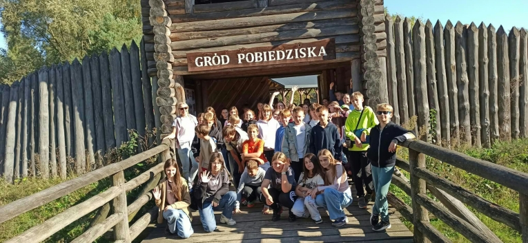 DRUGI DZIE� WYCIECZKI UCZNI�W KLAS PI�TYCH "SZLAKIEM PIASTOWSKIM" 