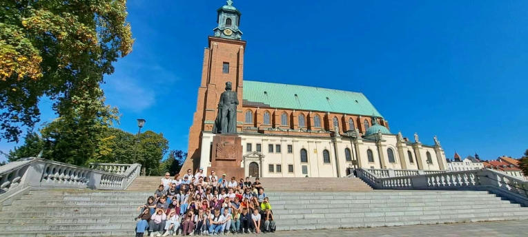 DRUGI DZIE� WYCIECZKI UCZNI�W KLAS PI�TYCH "SZLAKIEM PIASTOWSKIM" 
