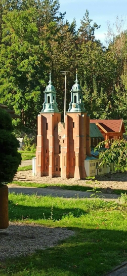 DRUGI DZIE� WYCIECZKI UCZNI�W KLAS PI�TYCH "SZLAKIEM PIASTOWSKIM" 