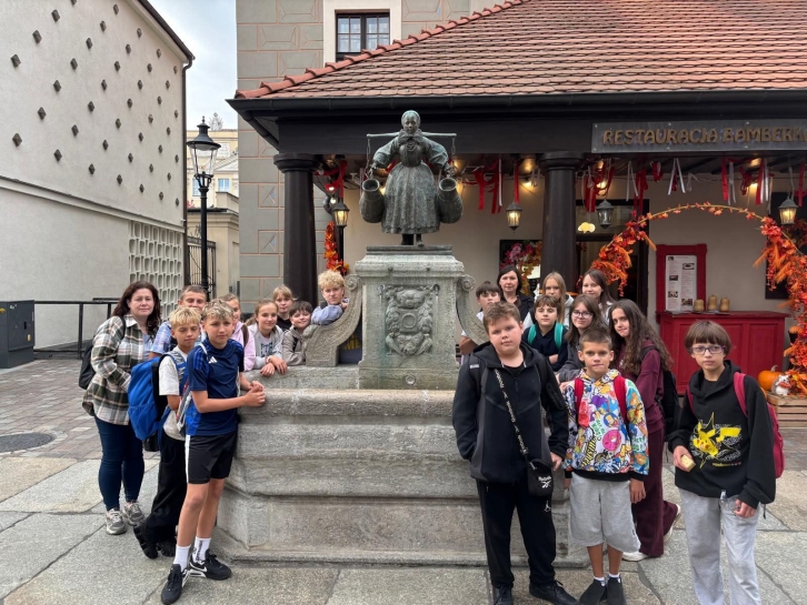 W�DR�WKA �LADAMI HISTORII I NOWOCZESNO�CI – WYCIECZKA KLASY 6E DO POZNANIA