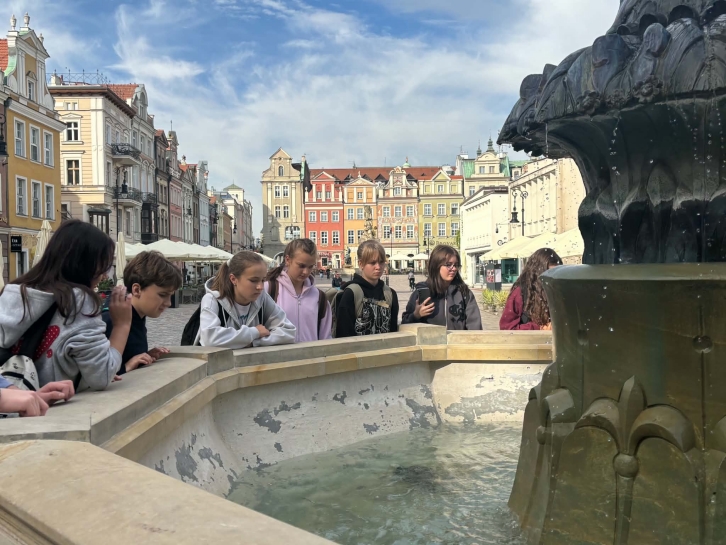 W�DR�WKA �LADAMI HISTORII I NOWOCZESNO�CI – WYCIECZKA KLASY 6E DO POZNANIA
