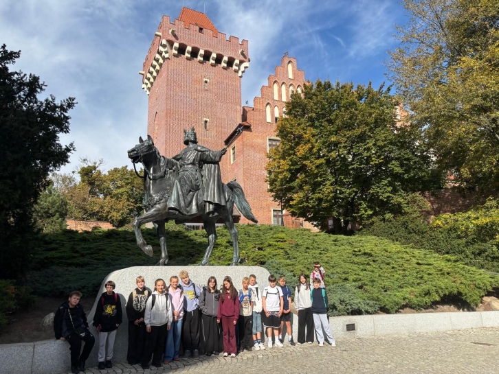 W�DR�WKA �LADAMI HISTORII I NOWOCZESNO�CI – WYCIECZKA KLASY 6E DO POZNANIA