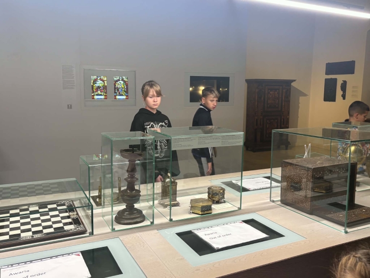W�DR�WKA �LADAMI HISTORII I NOWOCZESNO�CI – WYCIECZKA KLASY 6E DO POZNANIA