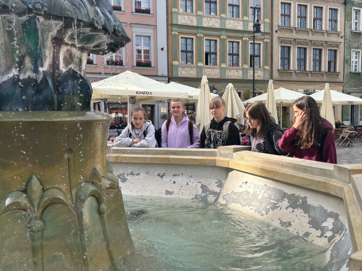 W�DR�WKA �LADAMI HISTORII I NOWOCZESNO�CI – WYCIECZKA KLASY 6E DO POZNANIA