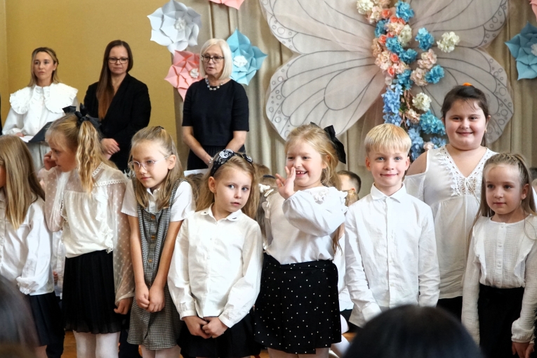 UROCZYSTE �LUBOWANIE KLAS PIERWSZYCH