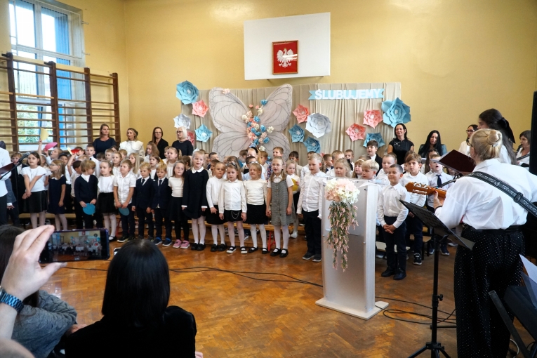 UROCZYSTE �LUBOWANIE KLAS PIERWSZYCH