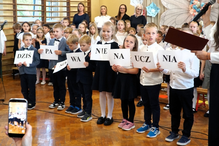 UROCZYSTE �LUBOWANIE KLAS PIERWSZYCH