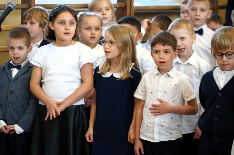 UROCZYSTE �LUBOWANIE KLAS PIERWSZYCH