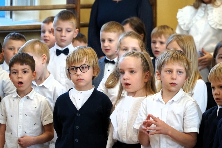 UROCZYSTE �LUBOWANIE KLAS PIERWSZYCH