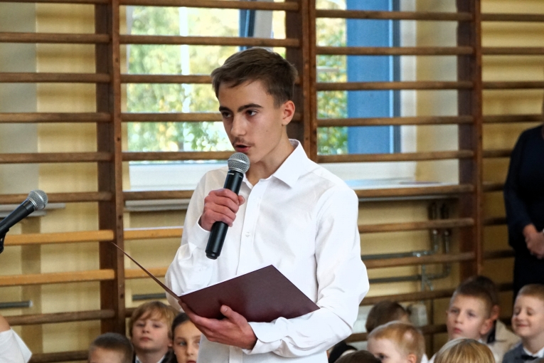 UROCZYSTE �LUBOWANIE KLAS PIERWSZYCH