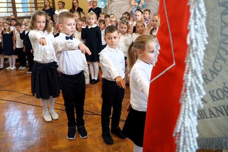 UROCZYSTE �LUBOWANIE KLAS PIERWSZYCH