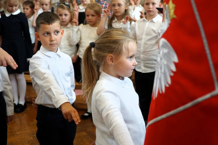 UROCZYSTE �LUBOWANIE KLAS PIERWSZYCH