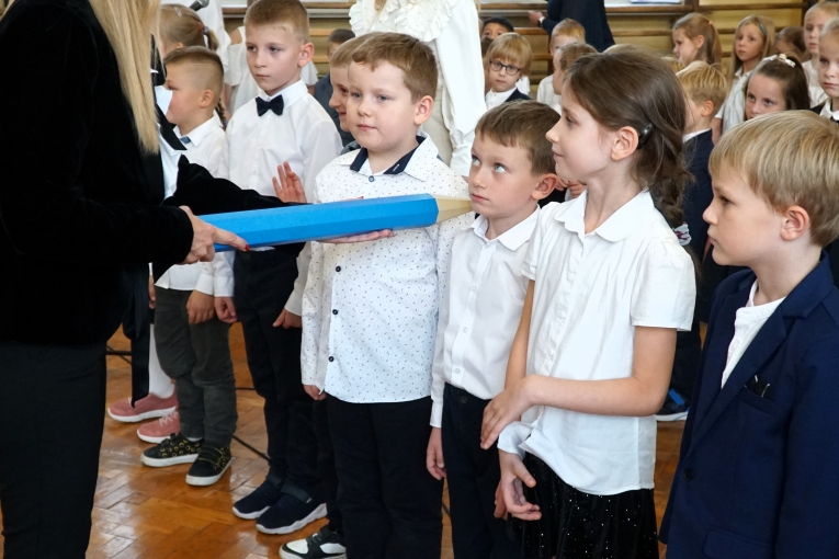 UROCZYSTE �LUBOWANIE KLAS PIERWSZYCH