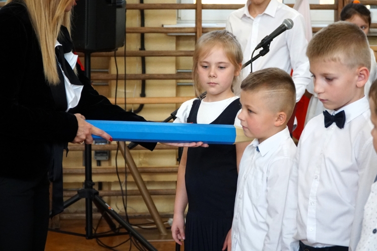 UROCZYSTE �LUBOWANIE KLAS PIERWSZYCH