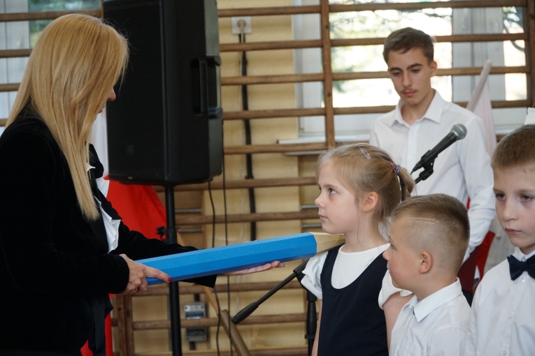 UROCZYSTE �LUBOWANIE KLAS PIERWSZYCH