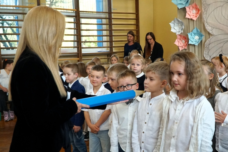 UROCZYSTE �LUBOWANIE KLAS PIERWSZYCH