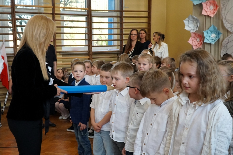 UROCZYSTE �LUBOWANIE KLAS PIERWSZYCH