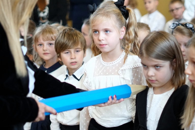 UROCZYSTE �LUBOWANIE KLAS PIERWSZYCH