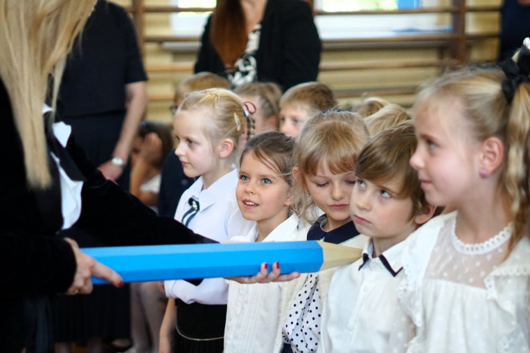 UROCZYSTE �LUBOWANIE KLAS PIERWSZYCH