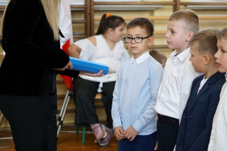 UROCZYSTE �LUBOWANIE KLAS PIERWSZYCH