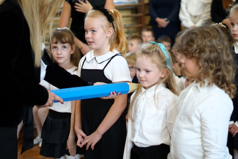 UROCZYSTE �LUBOWANIE KLAS PIERWSZYCH