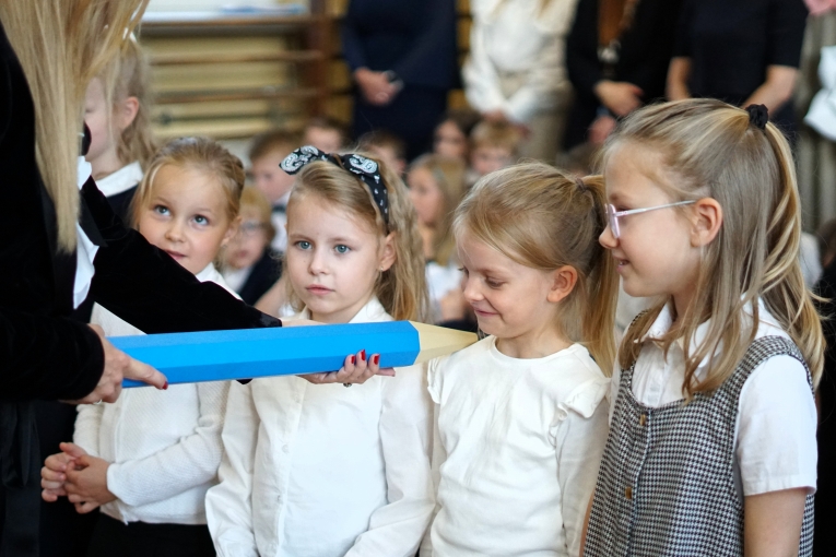 UROCZYSTE �LUBOWANIE KLAS PIERWSZYCH
