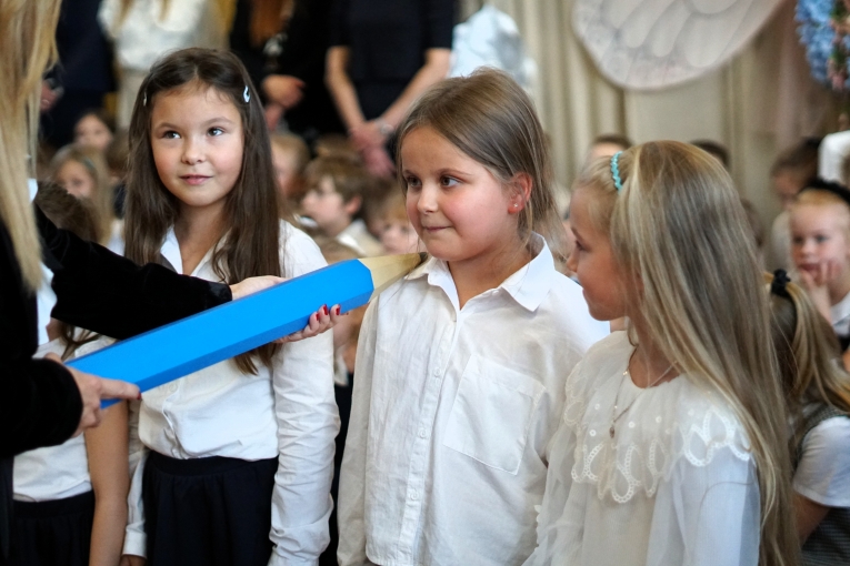 UROCZYSTE �LUBOWANIE KLAS PIERWSZYCH